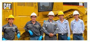 Operarios All Machines frente a maquinaria pesada bucaramanga